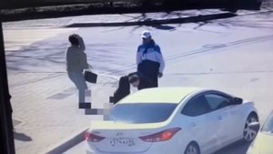В Южно-Сахалинске мужчина уложил грабителя на месте преступления.