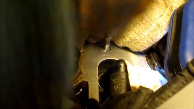 Removing broken valve cover bolt from BMW F650 motorcycle engine смотреть онлайн