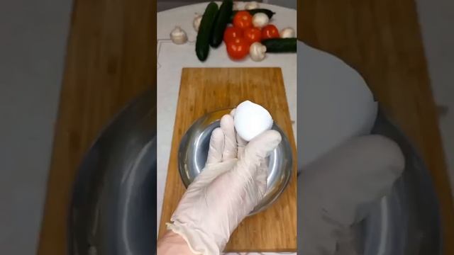 Как достать яичную скорлупку легко и просто
