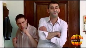Муж пришел домой со своим пьяным другом (анекдот)