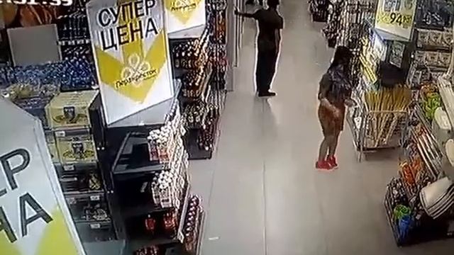 Прикол, мужик обосрал и подбросил магазине смотреть онлайн