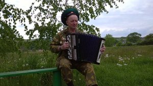 Очень трогательная песня. Я зеленую фуражку берегу под баян!