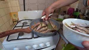 консервы на сковородке в домашних условиях, рецепт кильки в томате с овощами своими руками.