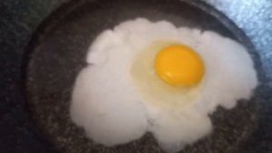 Как пожарить яйца на сковороде без масла...