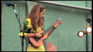 Красивая девушка играет на укулеле- Brittni Paiva - Take Five (Live)