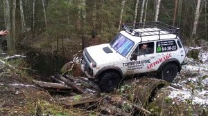 Переезд через лесной ручей по самодельной переправе из бревен на ниве ?