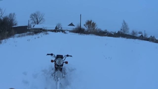 На мопеде YAMASAKI по снегу смотреть онлайн