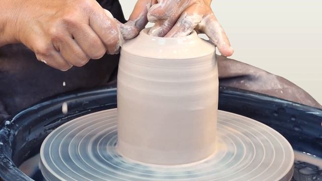 Закрытая форма цилиндра из глины за гончарным кругом