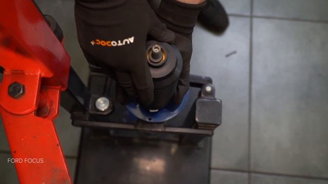 Cum se înlocuiește arc de suspensie din față FORD FOCUS (DAW) [TUTORIAL AUTODOC] смотреть онлайн