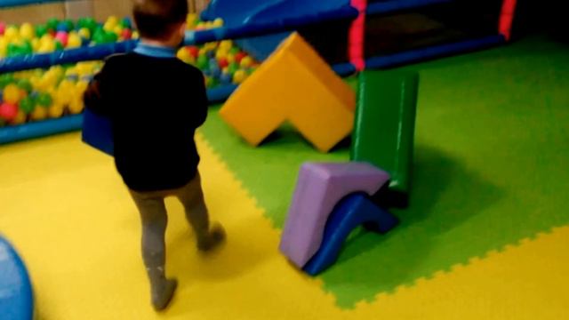 Катаемся на горки играемся шариками в детском игроленде городок смотреть онлайн