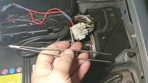 Рено Меган2 быстрая замена поткапотных предохранителей.