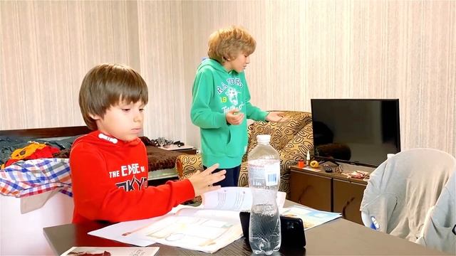 КИНУЛ НОЖ в БРАТА а4. ИЗДЕВАЕТСЯ над БРАТОМ из ДЕТДОМА. Что он СЕБЕ позволяет? Бедный Даниэль бой