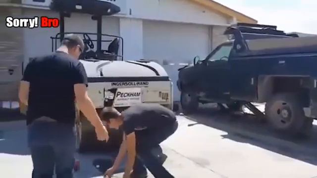 Что будет с мячиком для гольфа, если на него наехать катком для асфальта смотреть онлайн