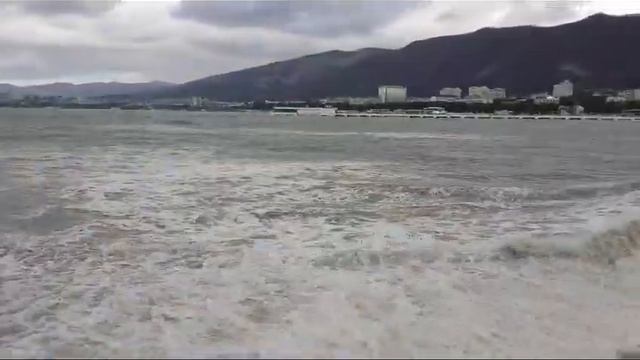 Видео Татьяны Аксеновой " Море штормит в Геленджикской бухте". смотреть онлайн