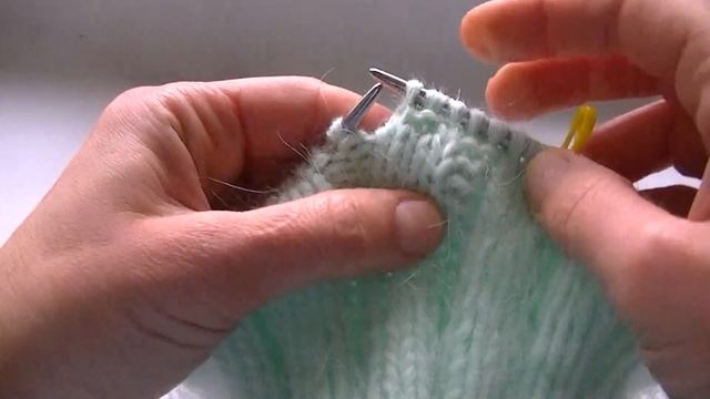 МОДНАЯ ШАПКА-ТЫКОВКА ИЗ ПРЯЖИ ПУХ НОРКИ .