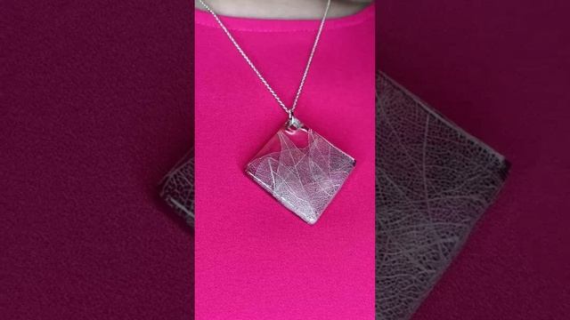 Кулон и серьги из УФ-смолы и скелетированных листьев