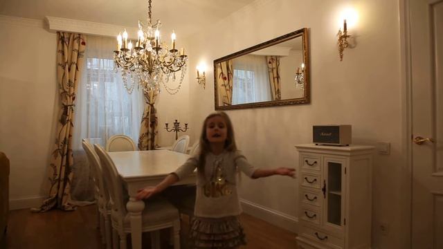 Девочка 6 лет читает басню Крылова "Лебедь, рак и щука"