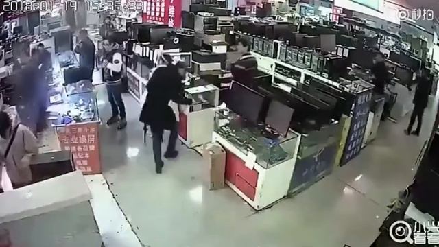 Айфон взорвался прямо в магазине. Шок!!! смотреть онлайн