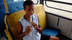 Menino tocando #Despacito de Luis Fonsi & Daddy Yankee,com flauta. (Sensacional) .