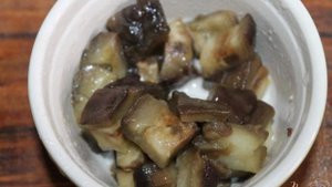 Салат с омлетом, печеным баклажаном и помидорами