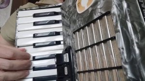 Манит, манит, манит карусель, на аккордеоне!)))