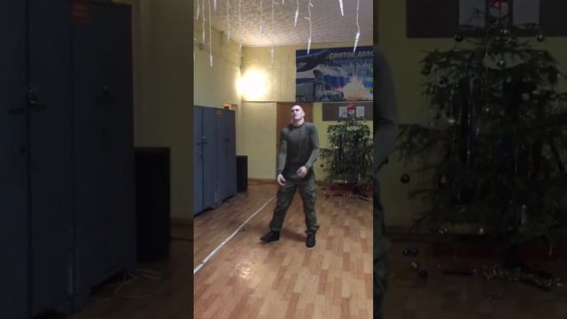 Парни танцуют под хит #shortsvideo смотреть онлайн