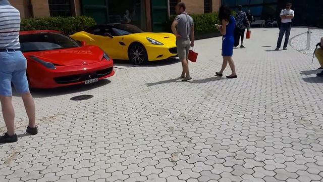Classic cars, Porsche and Ferrari in Modena. смотреть онлайн