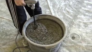 Приготовление смеси Термолит дрелью с насадкой миксер