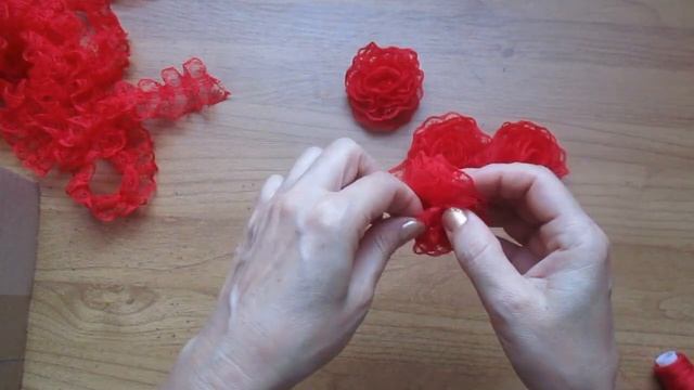 Как сшить  розочки  из  кружева для  праздничного  платья.