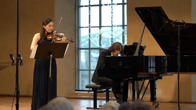 Sonoko Miriam Welde plays Mozart's Violin Sonata in B-flat major, K454 (I) at the Bergen Festival смотреть онлайн
