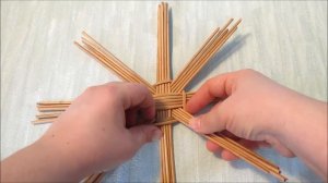 Плетение самовара из газетных трубочек. Урок 1-2.  Плетение донышка и стенок.