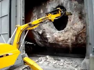 Дистанционно-управляемая машина Brokk 180 в металлургии.  Торпеда,  разгрузочное отверстие