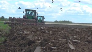 Весенняя оранка 2022: Командная работа механизаторов на тракторах John Deere 8310R