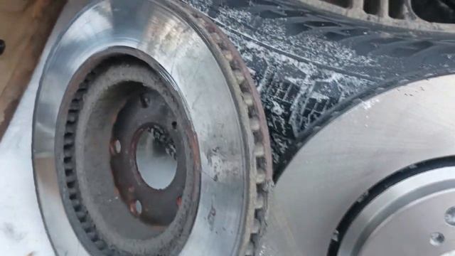 Замена передних тормозных дисков и тормозных колодок на TOYOTA RAV4 4 поколения смотреть онлайн