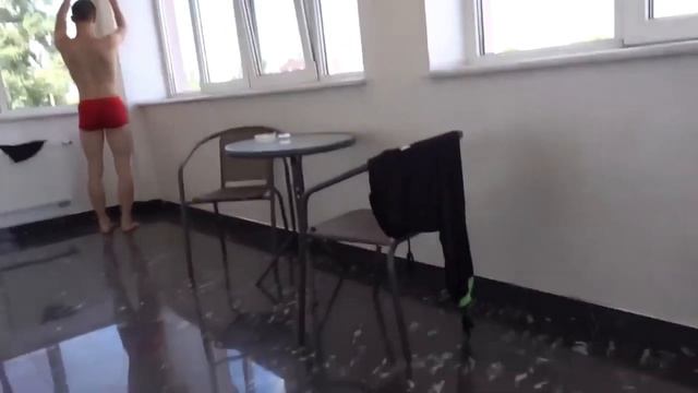 ДОМЕРА В ТРУСАХ ЗАКРЫЛИ НА БАЛКОНЕ смотреть онлайн