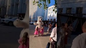 Большой Мишка поздравляет с Днём Рождения 🥳 Именинники не поняли, что Мишка пришёл к ним😉