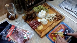 Сырная тарелка. Тарелка закусок к вину. Пятница это маленькая суббота.