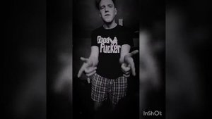 Читает рэп!