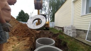 Федя на экскаваторе копает яму в Раменье и ставит кольца