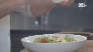 Зелёный салат с авокадо, спаржей и клубникой