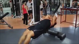 Обратные скручивания на наклонной скамье: поднимаем ноги с #ДК