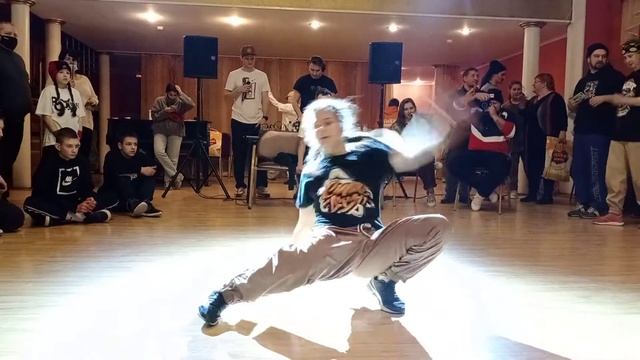 Bgirl Katana vs Bgirl Фишка ХИП ХОП В МАССЫ смотреть онлайн