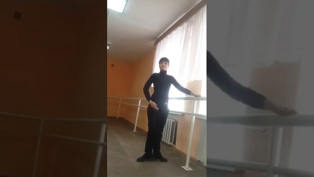 Классический станок для детей: пассе по ноге, гранд батман.