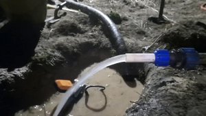 скважина под ручной качок в поле с генератором