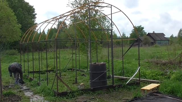 Ласточки атакуют. Стройка идет полным ходом. смотреть онлайн