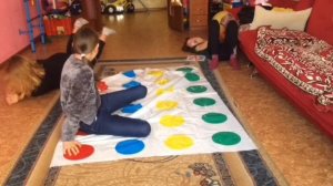 играем в твистер с Алиной Четкой и с Аминой:)