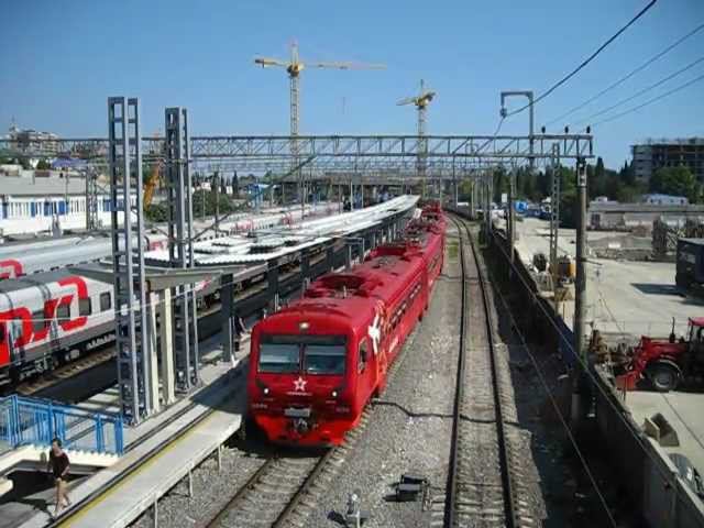 Станция адлер 2005 год. Пассажирский вагон сочи. Жд вокзал адлер пути. Адлер жд вокзал ласточка. Электровоз эп1м с двухэтажным поездом.