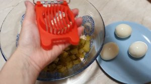 Салат с курицей и солеными огурцами \ Сытный и вкусный салат!