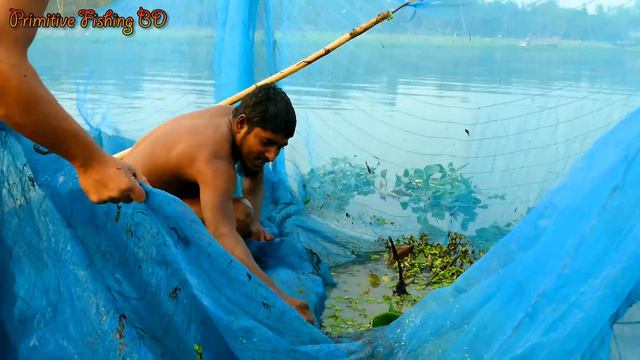 Fishing From River। Amazing Big Fresh Country Fish Catching by Net смотреть онлайн