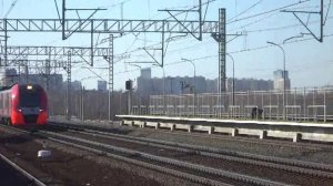 Поезд Ласточка проезжает мимо станции Планерная